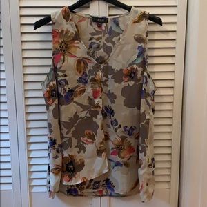 Beautiful sleeveless vneck flowery flow top